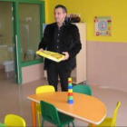Nicanor Sen, alcalde de Cistierna, en una visita a las instalaciones del centro infantil.