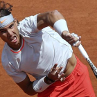 Rafa Nadal devuelve una bola a Daniel Brands en su debut en Roland Garros.