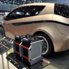 Un prototipo de coche eléctrico junto a un sistema de patente de batería para impulsarlo.