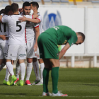 La Cultural celebra la victoria ante un Racing de Ferrol que gustó en León. JESÚS F. SALVADORES