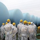 Inspectores internacionales revisan la situación de los tanques de agua en Fukushima, el pasado agosto.