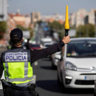 Agentes de la Policía Nacional en un control en la Nacional V en Madrid. RODRIGO JIMÉNEZ