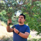 Daniel Escapa García desarrolla un proyecto sobre las plantas olvidadas en el valle de Sabero. DL