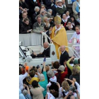El papa Benedicto XVI saluda a los fieles.