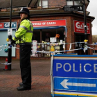 Dos policías británico custodia la zona de Salisbury donde fue envenenado Sergei Sripal y su hija Yulia.