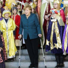 Merkel recibe a los niños disfrazados de Reyes Magos en la sede de la cancillería, este martes en Berlín.
