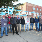Parte de los trabajadores, frente a la empresa cerrada por orden del Ayuntamiento.