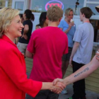 La foto de Hillary Clinton con el desconocido de tatuaje "blanco" ya no se puede ver en la cuenta de la precandidata demócrata.