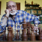 Fernando de la Iglesia compartía pasión con el Che, el ajedrez. Colecciona juegos de los países más remotos del planeta. JESÚS F. SALVADORES