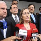 La ministra española de Fomento, Ana Pastor, junto al presidente de Panamá, Ricardo Martinelli, realiza unas declaraciones a la prensa a su salida de una reunión en la presidencia de Panamá
