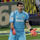Iker Casillas abre por primera vez la puerta a retirarse fuera del Real Madrid.