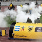 La policía lanza gases lacrimógenos para disolver la invasión de campo de los ultras del AEK en el Estadio Olímpico de Atenas.