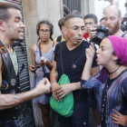 Una vecina antifascista acorrala a un ultraderechista frente al mercado de La Boquería.