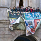 Colocación del tapiz en la fachada del Ayuntamiento de Barcelona, donde se recuerda a los fallecidos por el sida en el último año.