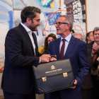 El ministro saliente Máxim Huerta, entrega la cartera a su sucesor, José Guirao. RODRIGO JIMÉNEZ