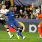 El jugador del Valencia CF, Maxi Gómez (i) intenta el remate ante Kurt Zouma y el portero Kepa, del Chelsea FC. KAI FÖRSTERLING