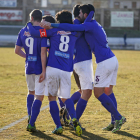 Los jugadores bañezanos celebran uno de sus tres goles ante el equipo vallisoletano. F. OTERO PERANDONES