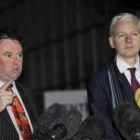 El abogado Mark Stephens, junto a Julian Assange.