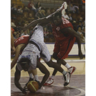 Ndiaye se hace con el balón ante la defensa de Prosper.