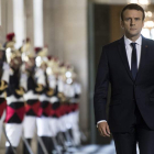 Macron camina por la Galerie des Bustes a su llegada al Palacio de Versalles. ETIENNE LAURENT