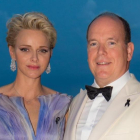 Alberto de Mónaco y su esposa, la princesa Charlène, posan en la 68º edición del baile de la Cruz Roja en Montecarlo.