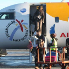 Pasajeros descienden de un avión de la aerolínea Air Nostrum en el aeropuerto de León.