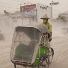Un indonesio circula por una carretera de Yogyakarta cubierta de ceniza y arena del volcán Kelud, este viernes.