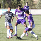 El centrocampista de la Cultural Nacho Matador conduce el esférico ante la oposición de dos futbolistas del CD Becerril.