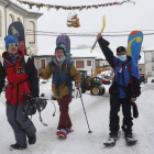 Un grupo de snowboarders, ayer en Puebla de Lillo, con sus vistosas tablas a la espalda. JESÚS F. SALVADORES