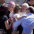 El papa Francisco besa a una niña tras la misa que ha celebrado este sábado en Sibari (Calabria, Italia).
