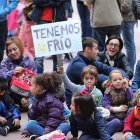 Imagen de una de las sentadas de protesta realizadas en el patio del colegio Peñalba.