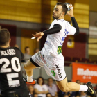 El lateral asturiano del Abanca Ademar, Alex Costoya, durante un partido. JESÚS