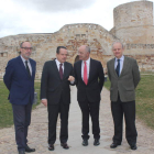 Mario Amilivia y José Luis Costa, en el centro, durante la visita de ayer. DL