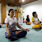 Varios indonesios practican yoga en la Fundación Bali-India en Denpasar.