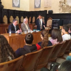 Charla de ayer en el salón de plenos del Ayuntamiento. DL