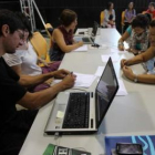 El equipo encargado del cásting con algunos participantes.