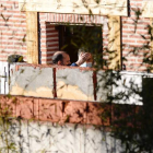 Efectivos de la Guardia Civil inspeccionan la vivienda del único detenido. NACHO GALLEGO
