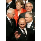 Putin saluda momentos antes de realizar la foto de familia