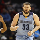 Marc Gasol, pívot de los Memphis Grizzlies, celebra un triple anotado contra los Atlanta Hawks.