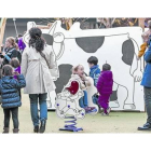 Varias familias con niños de corta edad, en un parque infantil.