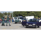Momento en el que los agentes encañonan de forma simulada a los dos ocupantes del Ibiza, que se daban a la fuga perseguidos hasta por un helicóptero.