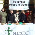Miembros de la Junta Local de La Bañeza, junto al alcalde, en la mesa informativa.