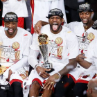 De izquierda a derecha, Dwyane Wade, LeBron James y Chris Bosh, celebran el título de campeones de la NBA, de madrugada en Miami. Kevin C. Cox