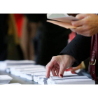 Una persona selecciona las papeletas para votar en las pasadas elecciones generales del 10 de noviembre de 2019. FERNANDO OTERO