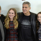 El escritor y director estadounidense Brad Bird y los actores Britt Robertson, George Clooney y Raffey Cassidyto.