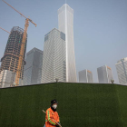 Un trabajador municipal en Beijing, en una zona afectada por el Covid-19. ROMAN PILIPEY