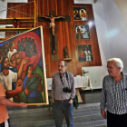 Cerezo Barredo, en el centro de la foto, mientras se colocaban ayer las tablas junto al párroco salesiano Juanjo Ruiz. RAMIRO