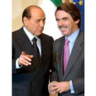 Berlusconi conversa con Aznar durante la cumbre europea