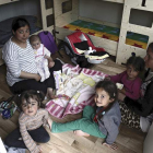 Una familia descansa en las nuevas instalaciones para refugiados en Skaramanga, Grecia. SIMELA PANTZARTZI