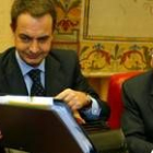 Zapatero saca una carpeta en la que llevaba documentación para rebatir las acusaciones del PP